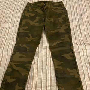 BLANK NYC cropped camo jeans size 27 traditional green camo print